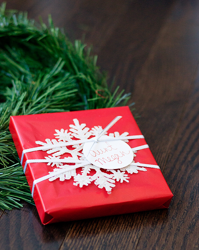 chirstmas-gift-wrap-with-snowflake