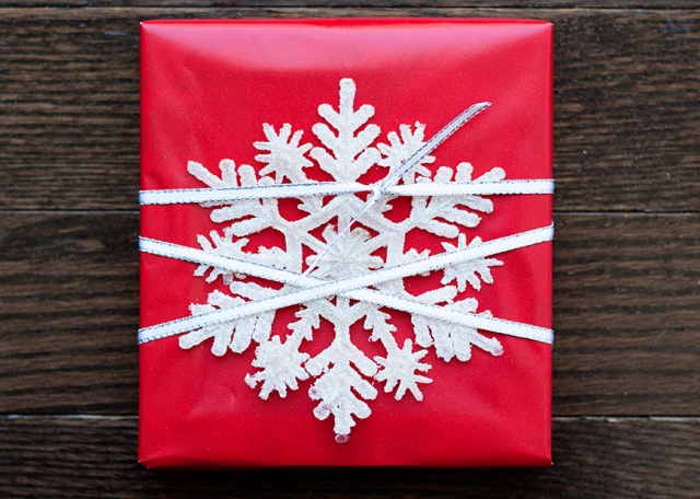 gift-wrap-with-snowflake