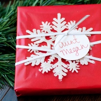 easy snowflake gift wrapping